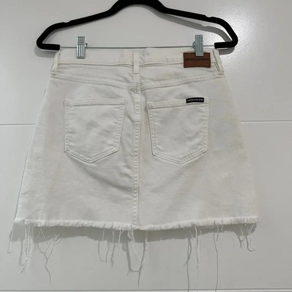 Calvin Klein White Denim Mini Skirt High Rise Frayed Hem Summer | Size 26 - Picture 11 of 13